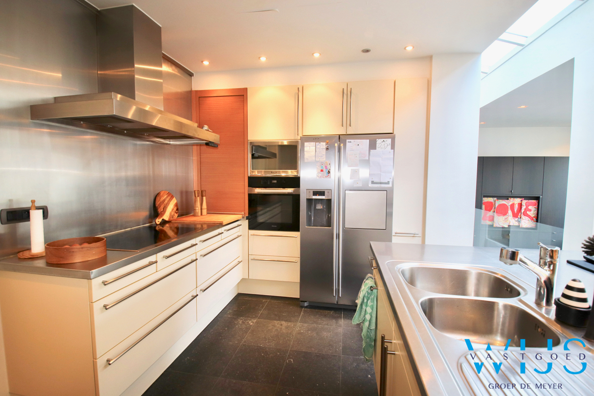 Karaktervol woonhuis met 5 slaapkamers &amp; prachtige tuin te CENTRUM Assenede ! 