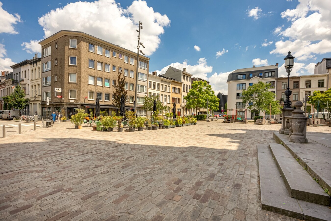Gerenoveerd appt. met terras aan het Moorkensplein! 