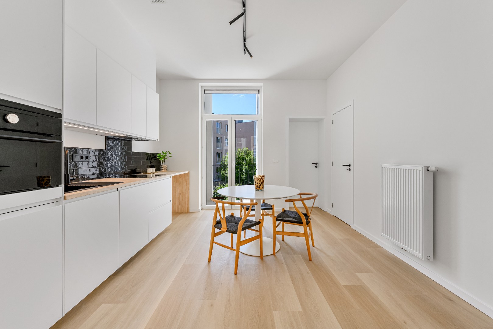 VERHUURD Stijlvol wonen in een  gerenoveerd appartement nabij Station Gent-Sint-Pieters 