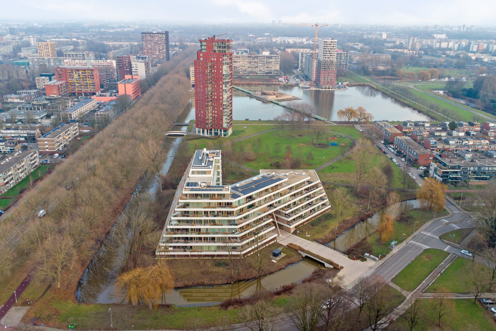 Modern en energiezuinig appartement (A++) met ruim terras op het westen, eigen parkeerplaats, fraaie keuken, badkamer en gelegen op eigen grond. 