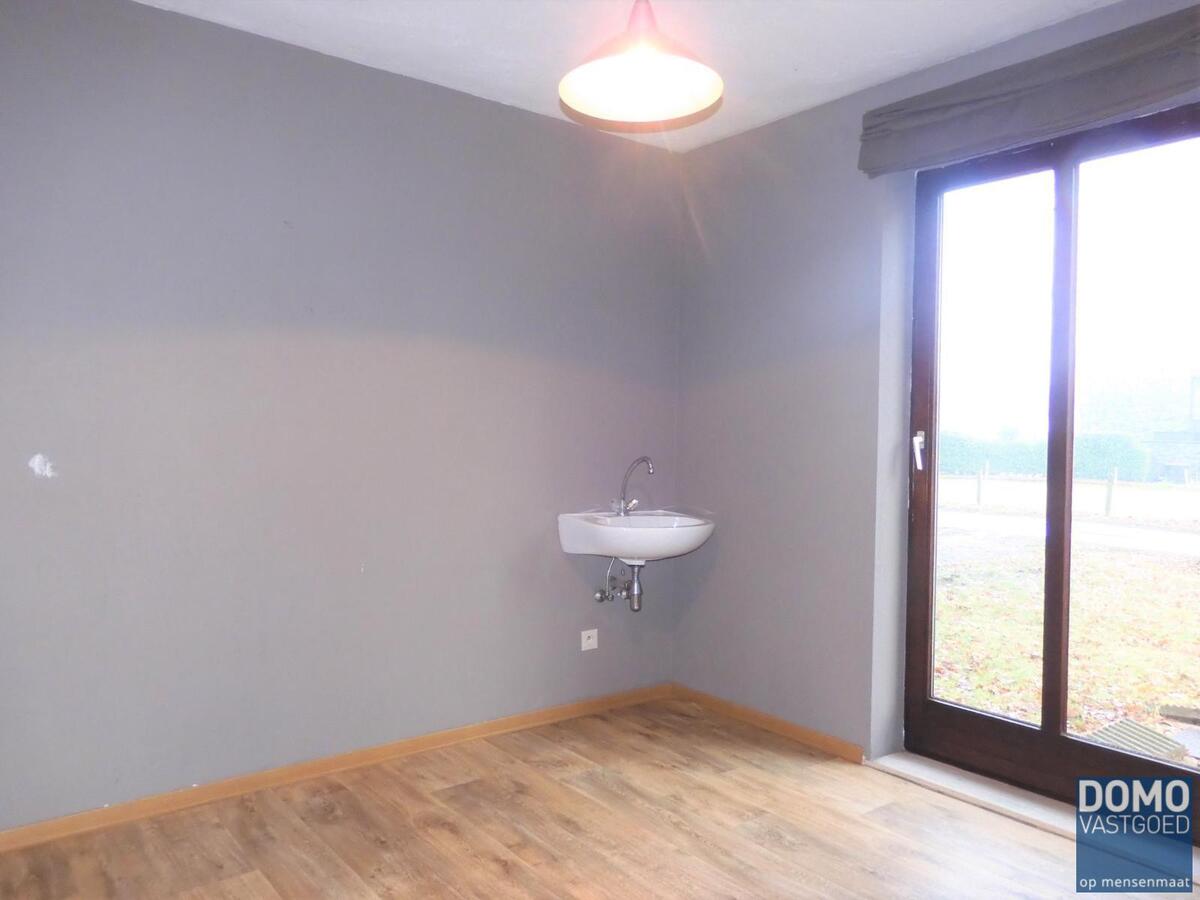 Gelijkvloerse woning in een bosrijke omgeving. 