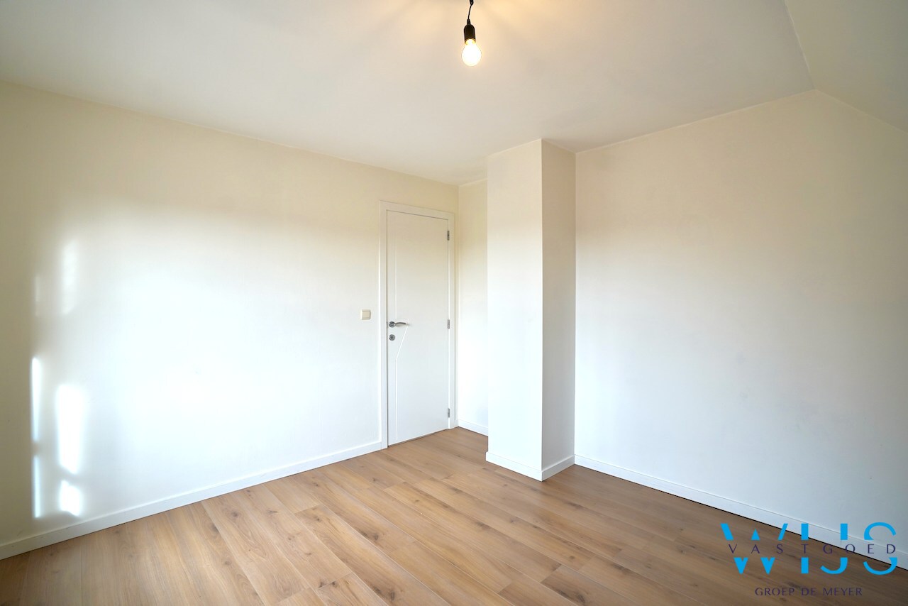 Instapklaar woonhuis in woonwijk te Eeklo! 