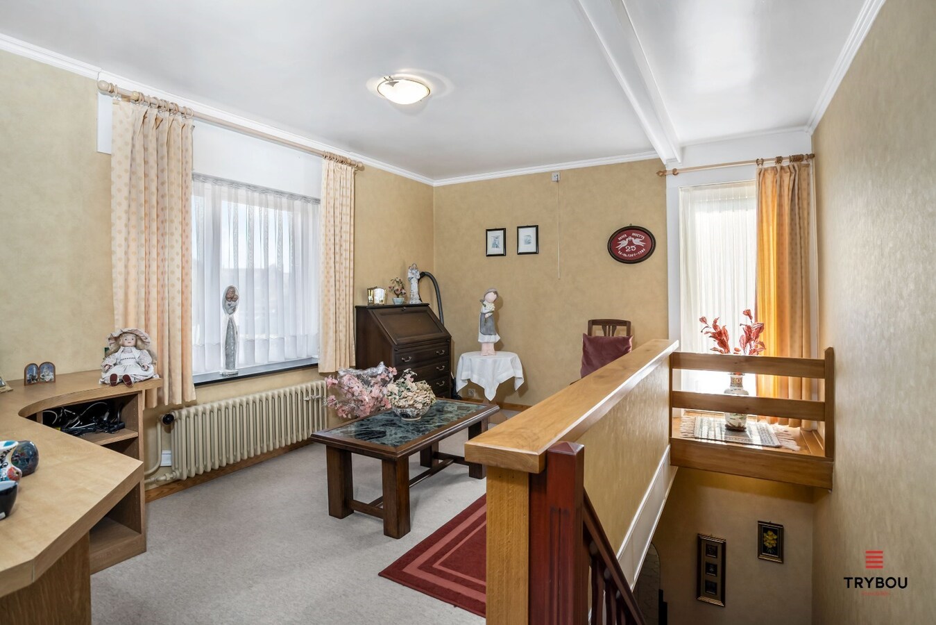 Centraal gelegen, halfopen woning met grote goed onderhouden tuin 