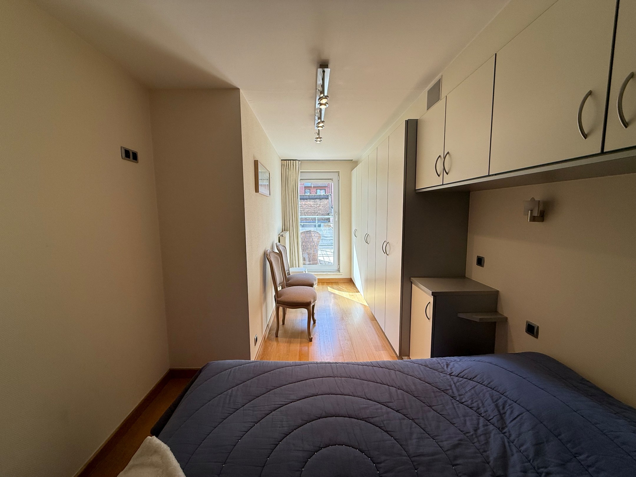 Meublé - Appartement idéalement situé et parfaitement entretenu avec 2 chambres et une grande terrasse situé dans l'avenue Van Bunnen. 