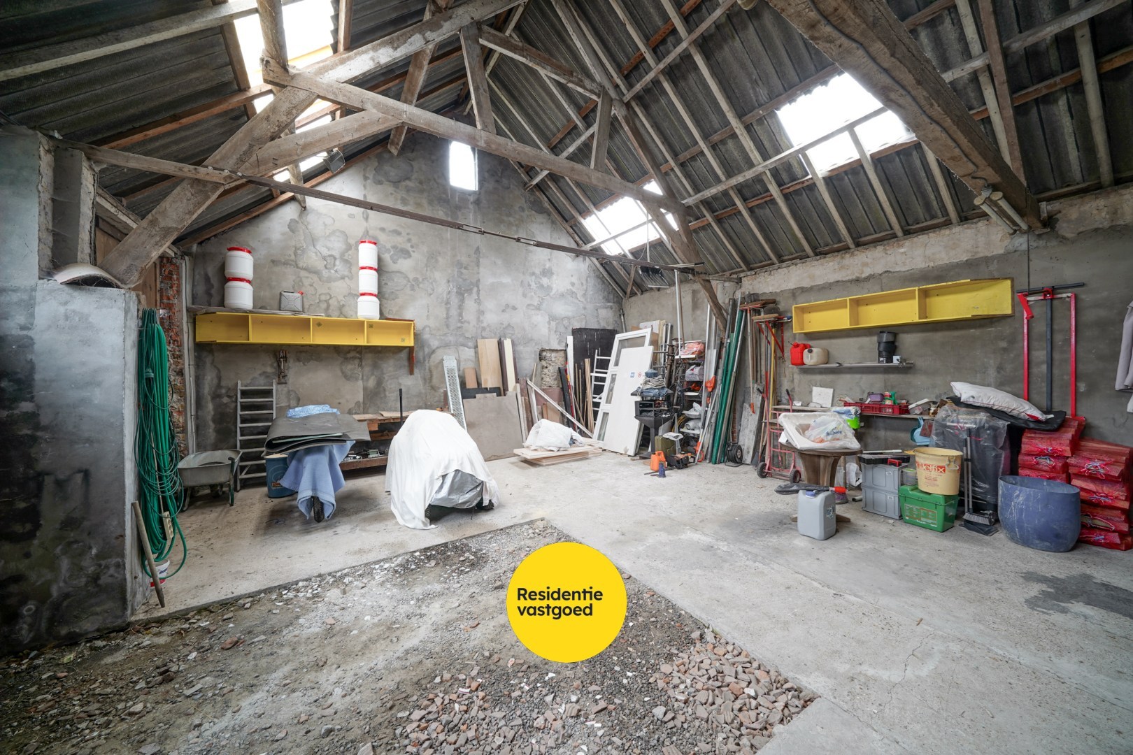 Alleenstaande woning op ruim perceel met vernieuwd woongedeelte en loods (80 m²) 