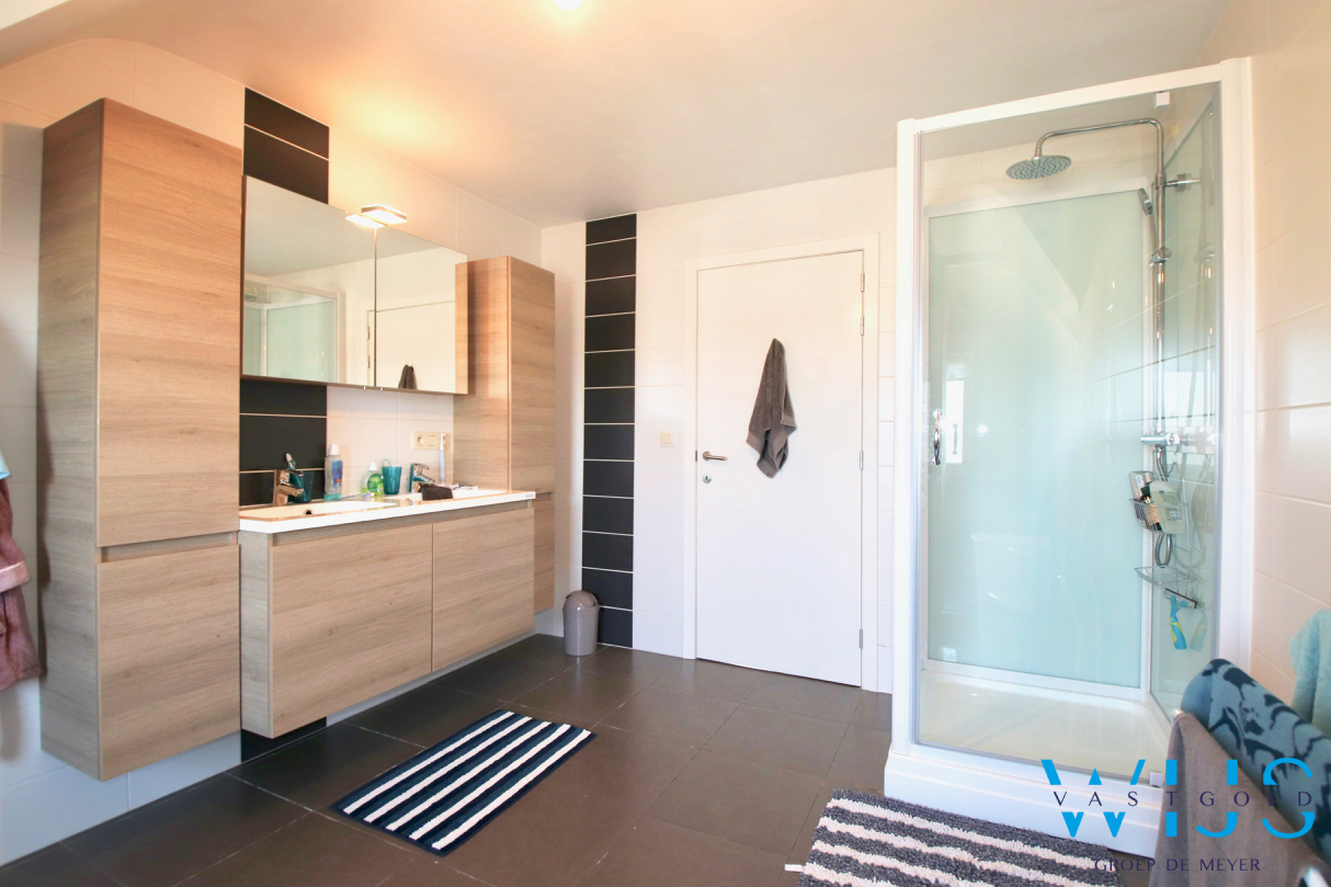 Instapklaar appartement met ZEER RUIM zonneterras te Ertvelde ! 