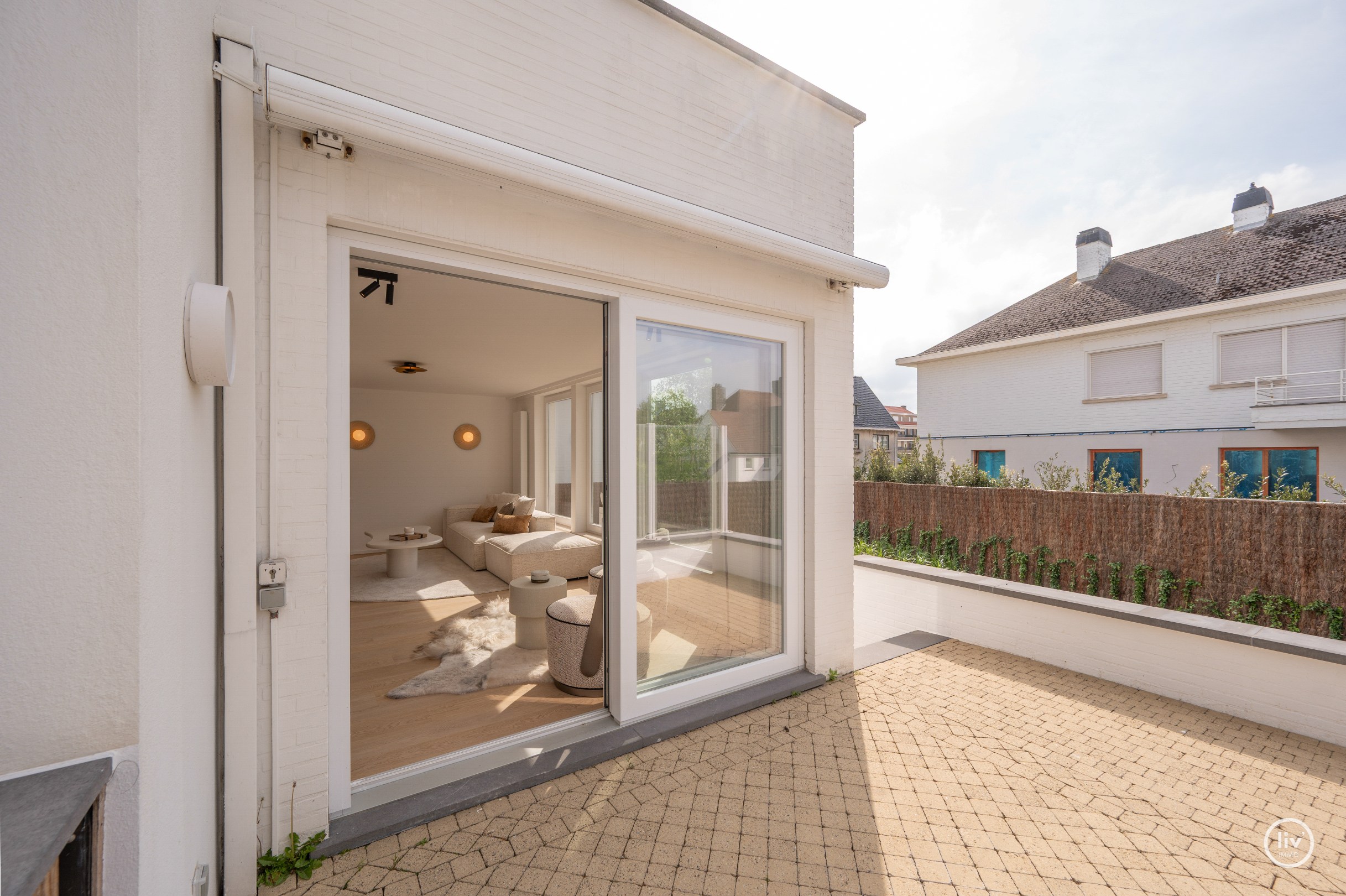 Exclusief gerenoveerde villa op een absolute toplocatie in de Jozef Nellenslaan te Knokke. 