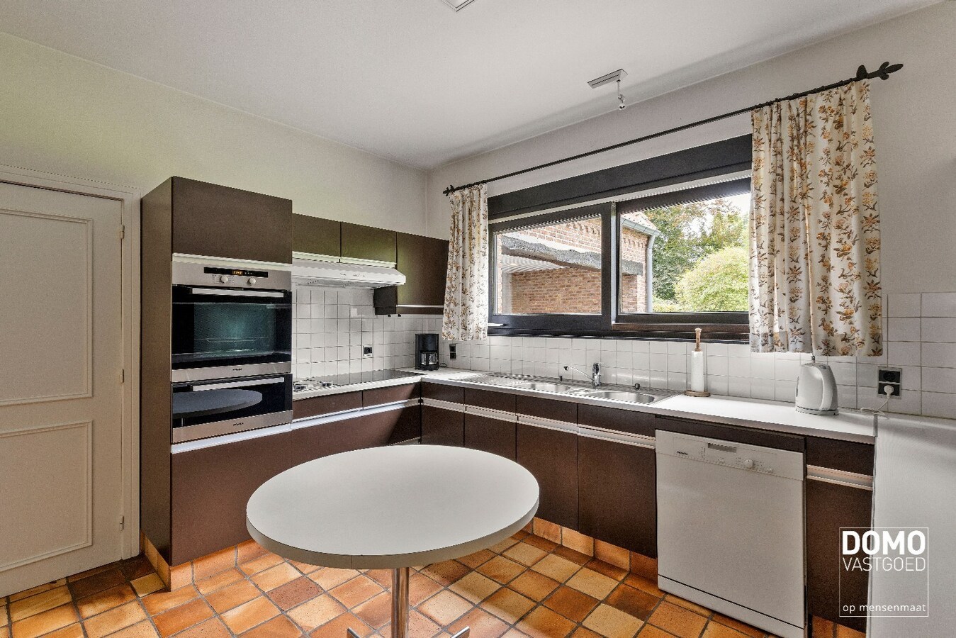 Exclusieve statige open bebouwing met zuid gerichte tuin in het centrum van Kermt (Hasselt) 