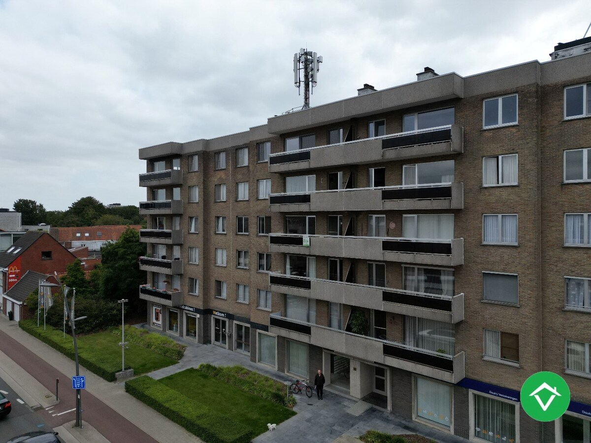 Appartement met twee slaapkamers, terras en autostaanplaats te Roeselare 
