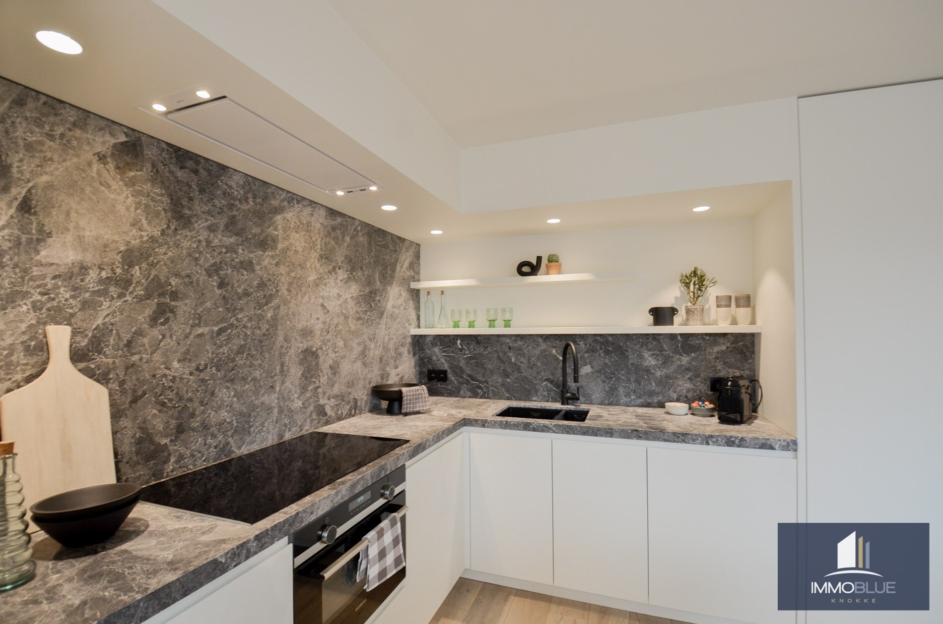 Penthouse entièrement rénové avec deux terrasses spacieuses (+/- 50 m²) situé à deux pas de la mer. 