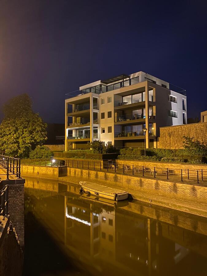 Ruim uniek  gelegen bemeubeld appartement met 2 slaapkamers en garage te Diksmuide 