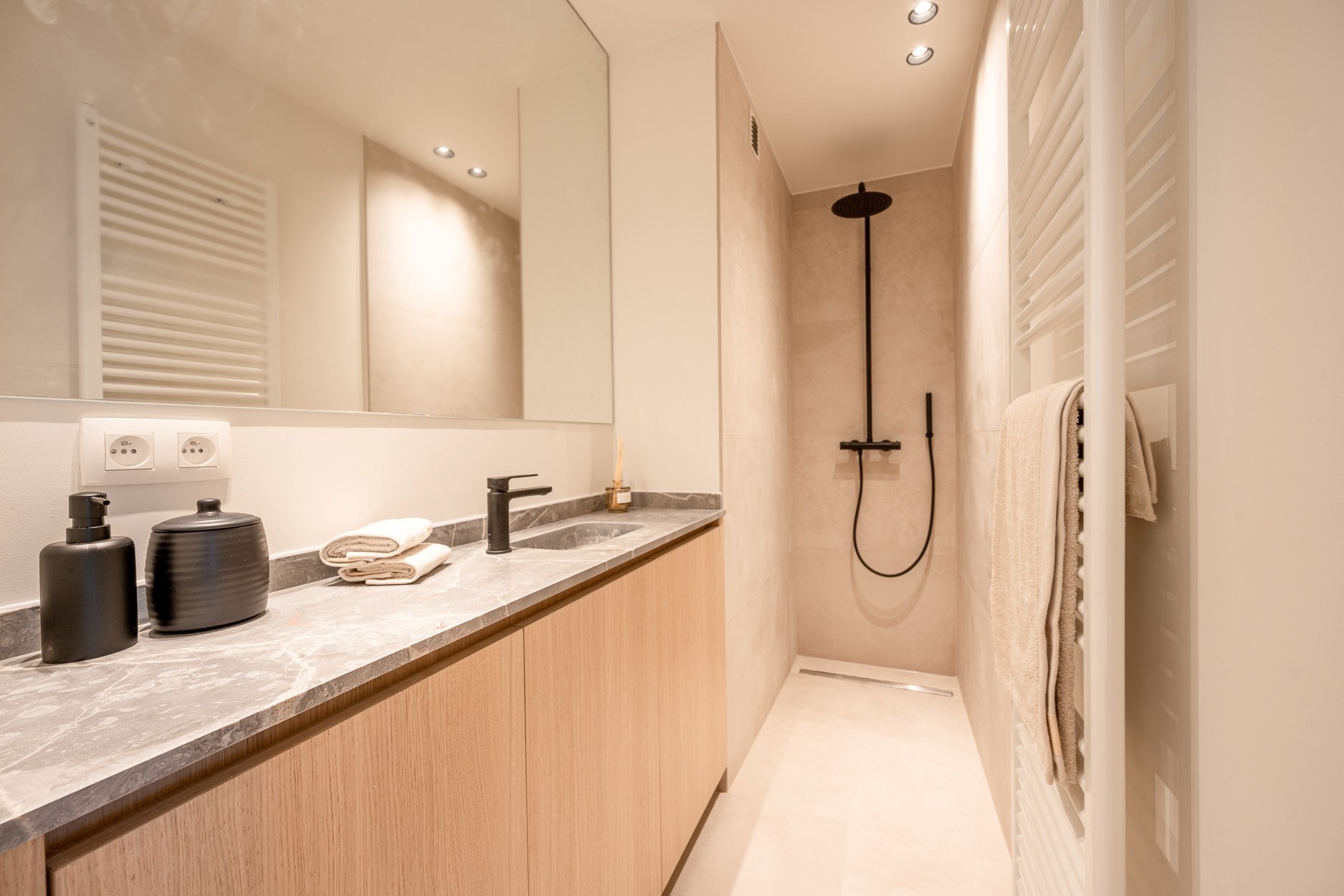 Magnifique appartement rénové de 3 chambres à coucher près de l'avenue Lippens à Knokke. Disposition : 