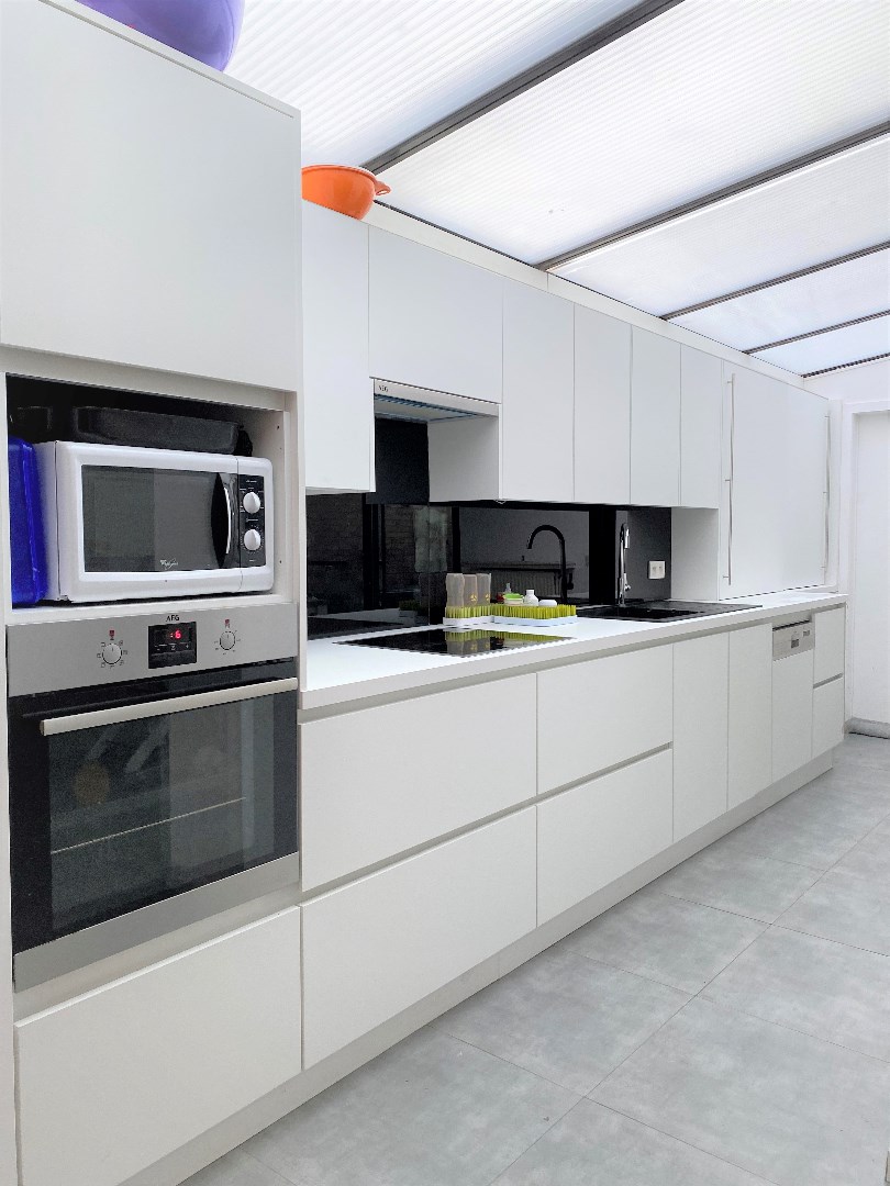 Up-to-date en bijzonder ruime gezinswoning met garage te Zwevegem 