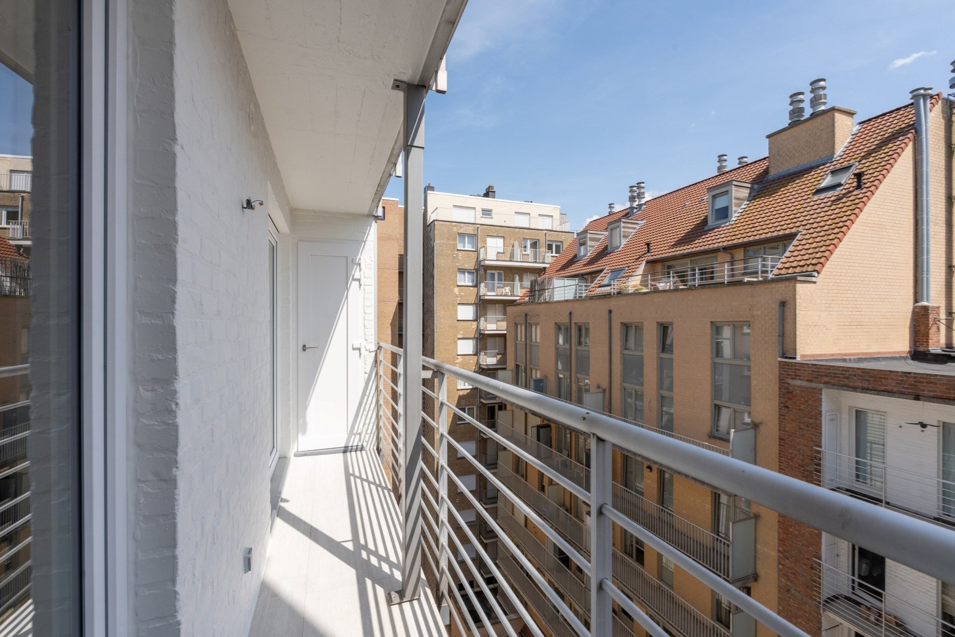 Appartement entièrement rénové bénéficiant d'une vue panoramique sur la digue de Duinbergen ! (possibilité d'achat d'un garage) 
