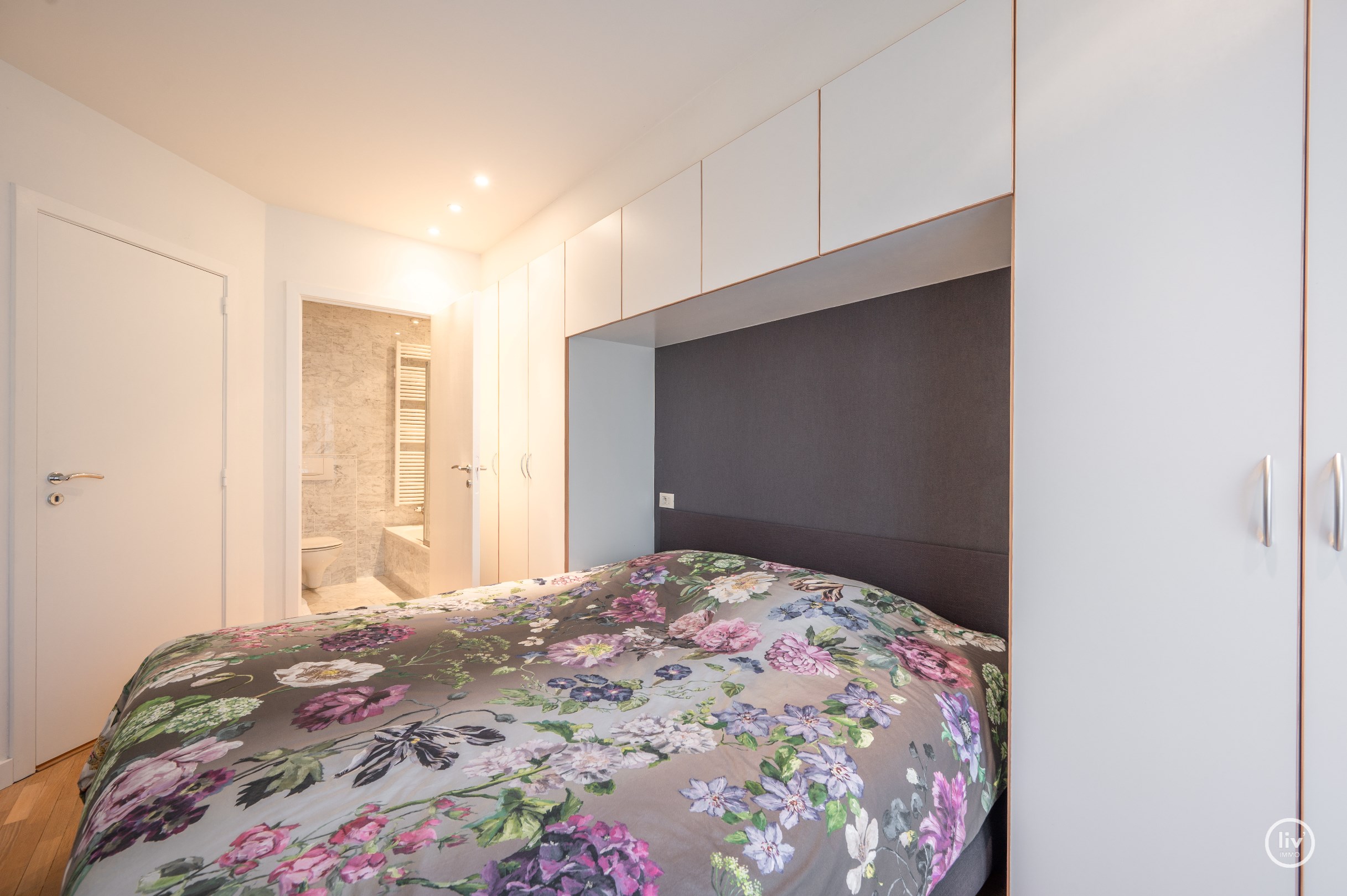 Bel appartement avec une grande terrasse ensoleillée situé dans une rue calme de l'avenue Dumortier. 