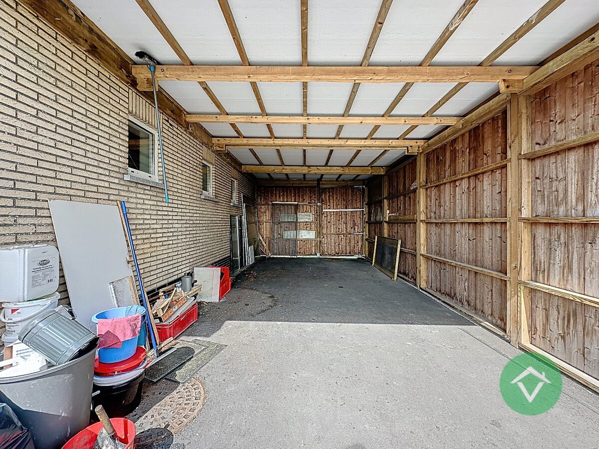 Statige bungalow op 1.811m² met landelijk zicht, drie slaapkamers en twee garages te Ichtegem 