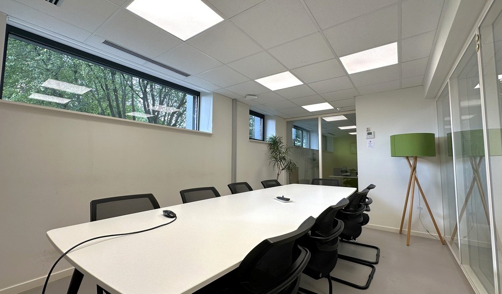 Instapklare kantoren te huur aan afrit E40 in Drongen