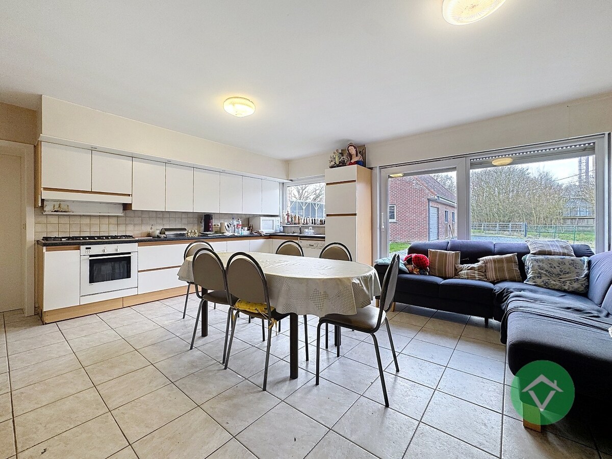 Alleenstaande woning met naastliggend stuk bouwgrond en weide te Eernegem 