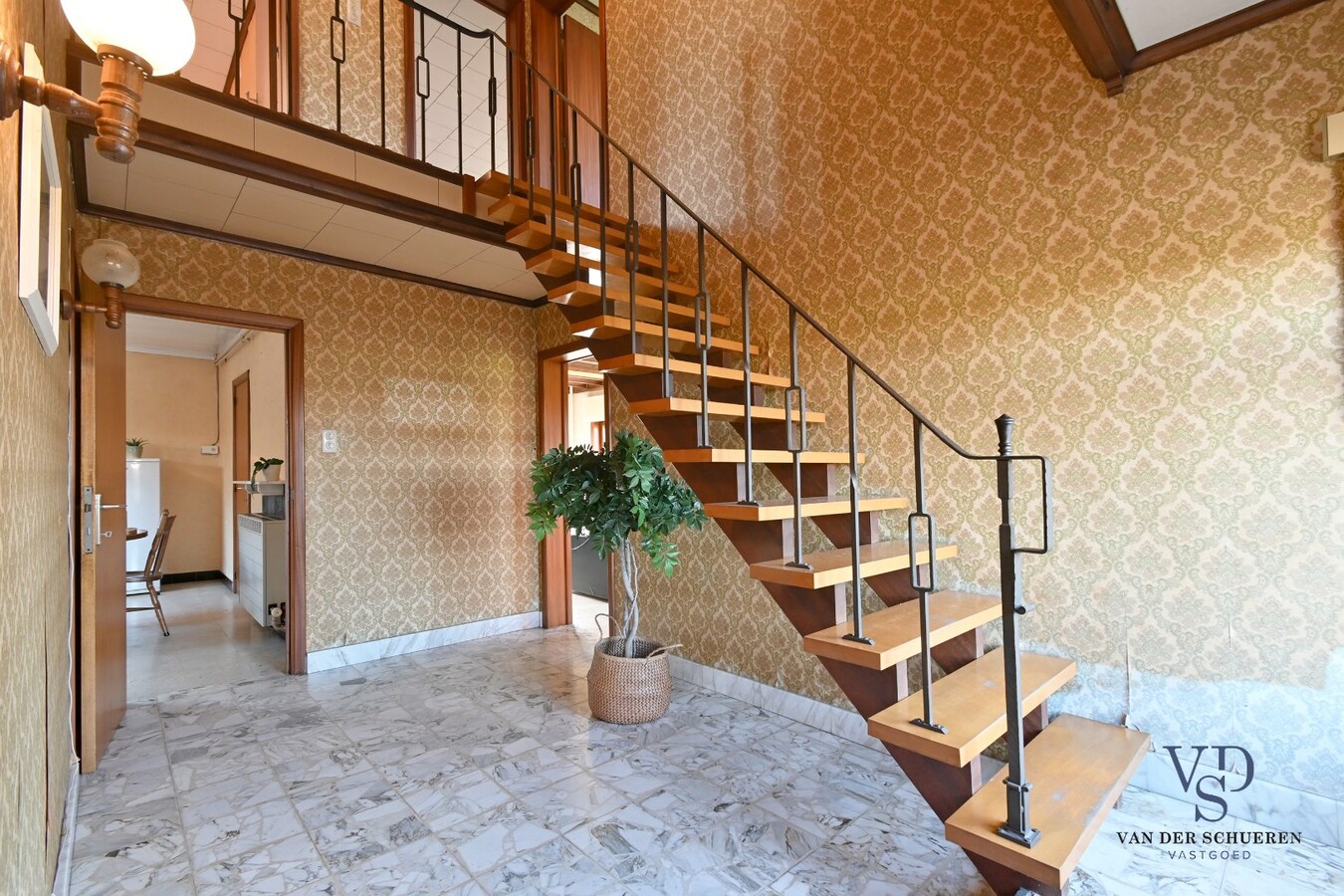 Te renoveren eigendom op gunstige ligging 