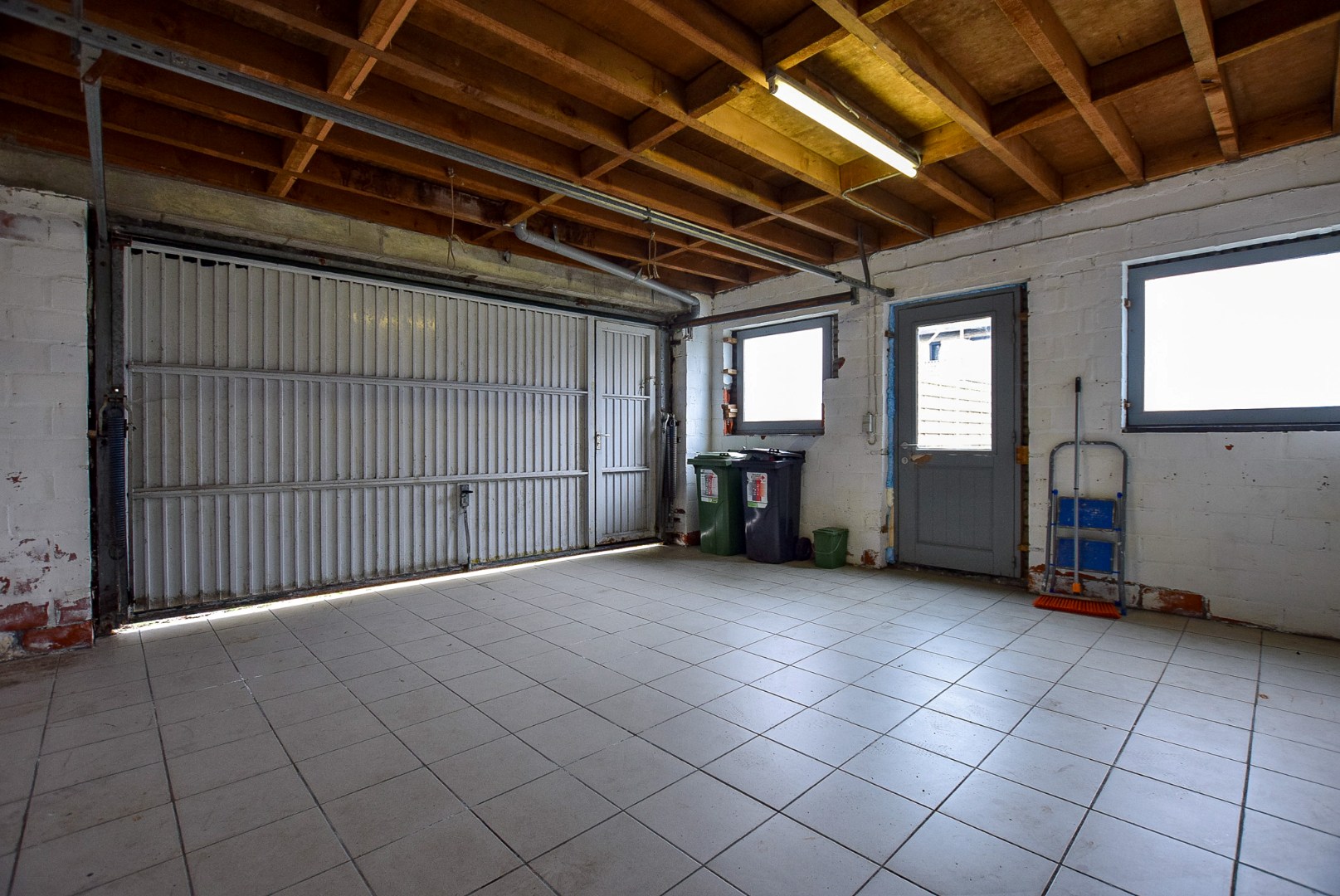 Instapklare gezinswoning met 3 slaapkamers en garage in het centrum van Diksmuide. 