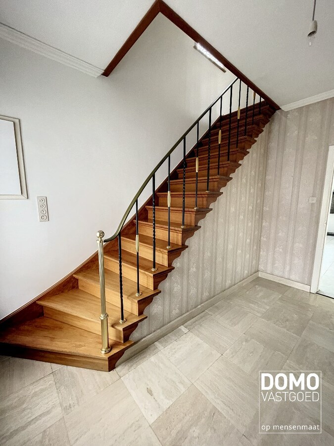 Ruime woning, gelegen nabij het centrum van Kermt met gunstig EPC label. 