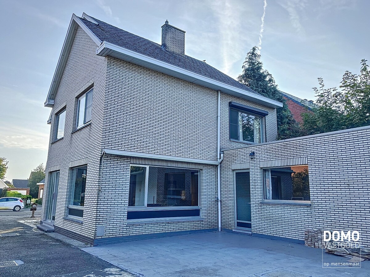 Ruime half open bebouwing met een vergund magazijn. 