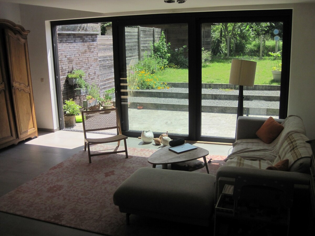 Leefruimte met zicht op tuin