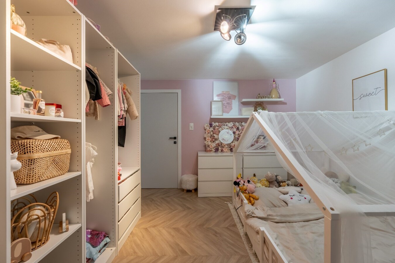 Ruime woning in Dorne(Maaseik) met 4 slaapkamers, gelegen op een uitzonderlijk ruim perceel. 