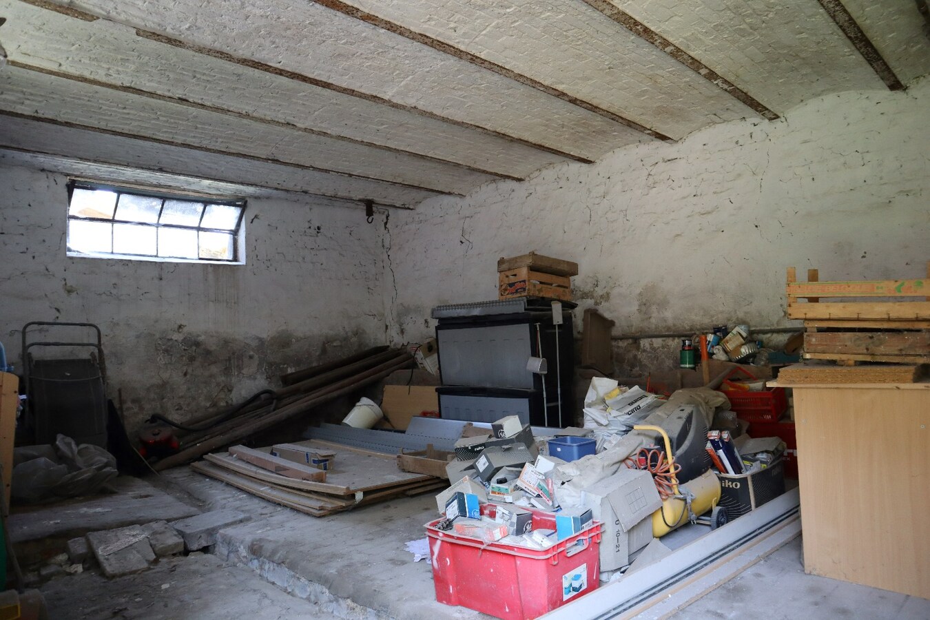 Ruime te renoveren hoeve met schuur en opslagplaatsen + mogelijkheid voor projectgrond 
