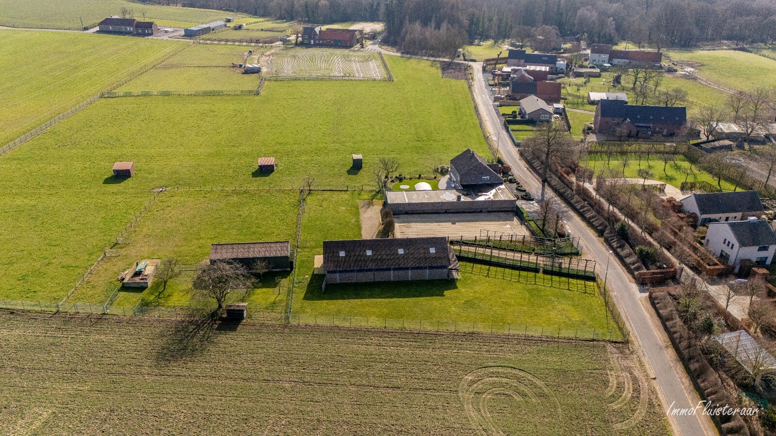 Woning met paardenstallen en buitenpiste op ca. 6,5ha te Bree 