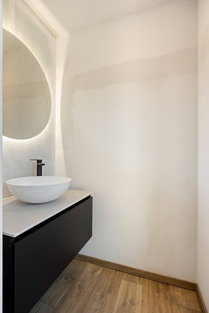 Instapklare woning met zeer goede afwerking, 3 slaapkamers, 3 badkamers, tuin, terras en autostaanplaats in het centrum van Tienen – EPC 27 kWh/m² - bewoonbare opp. 172 m² 