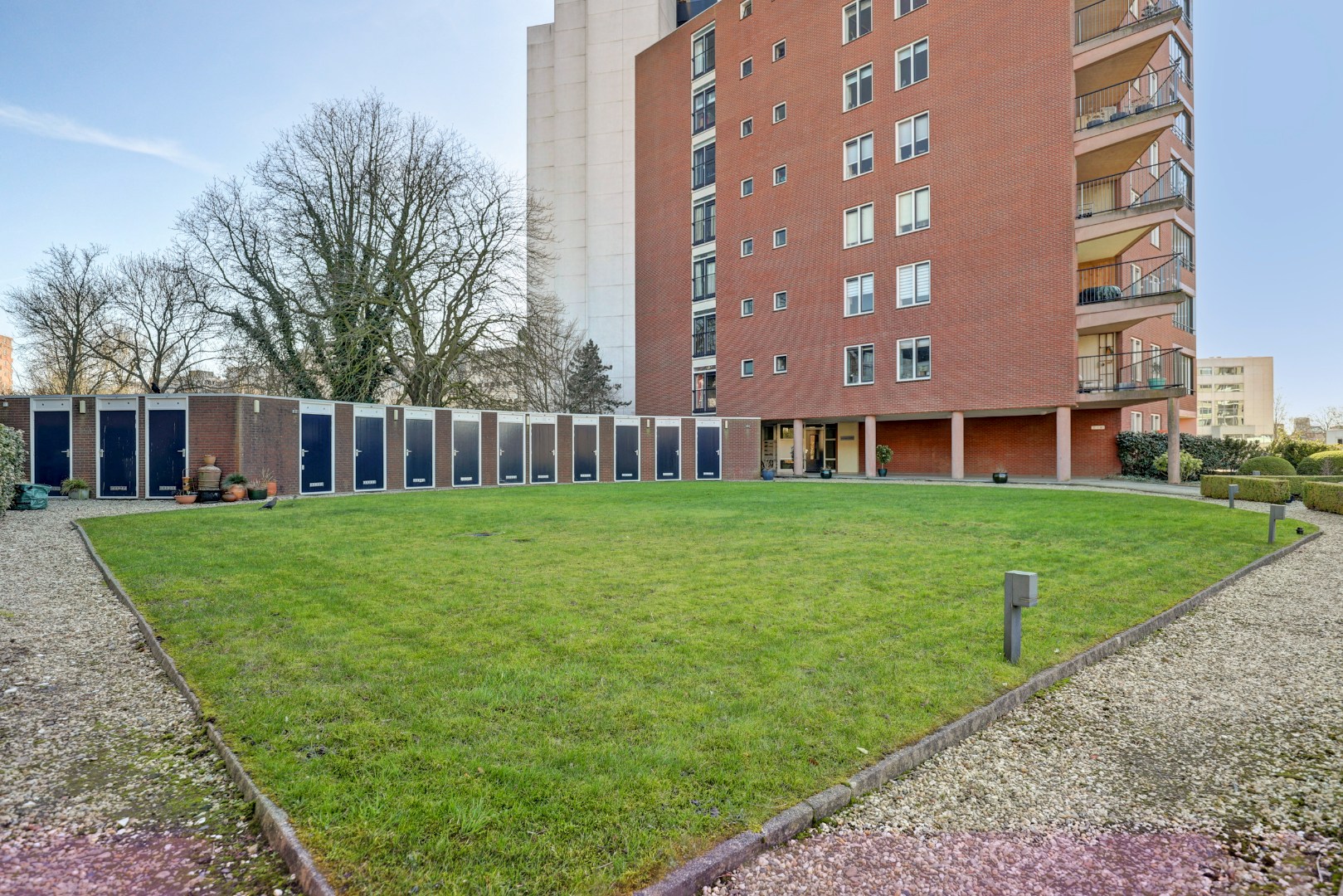 Luxe uitgevoerde 2- (voorheen 3) kamer appartement op de 3e etage met fraaie keuken, badkamer, balkon met uitzicht en gelegen op eigen grond. 