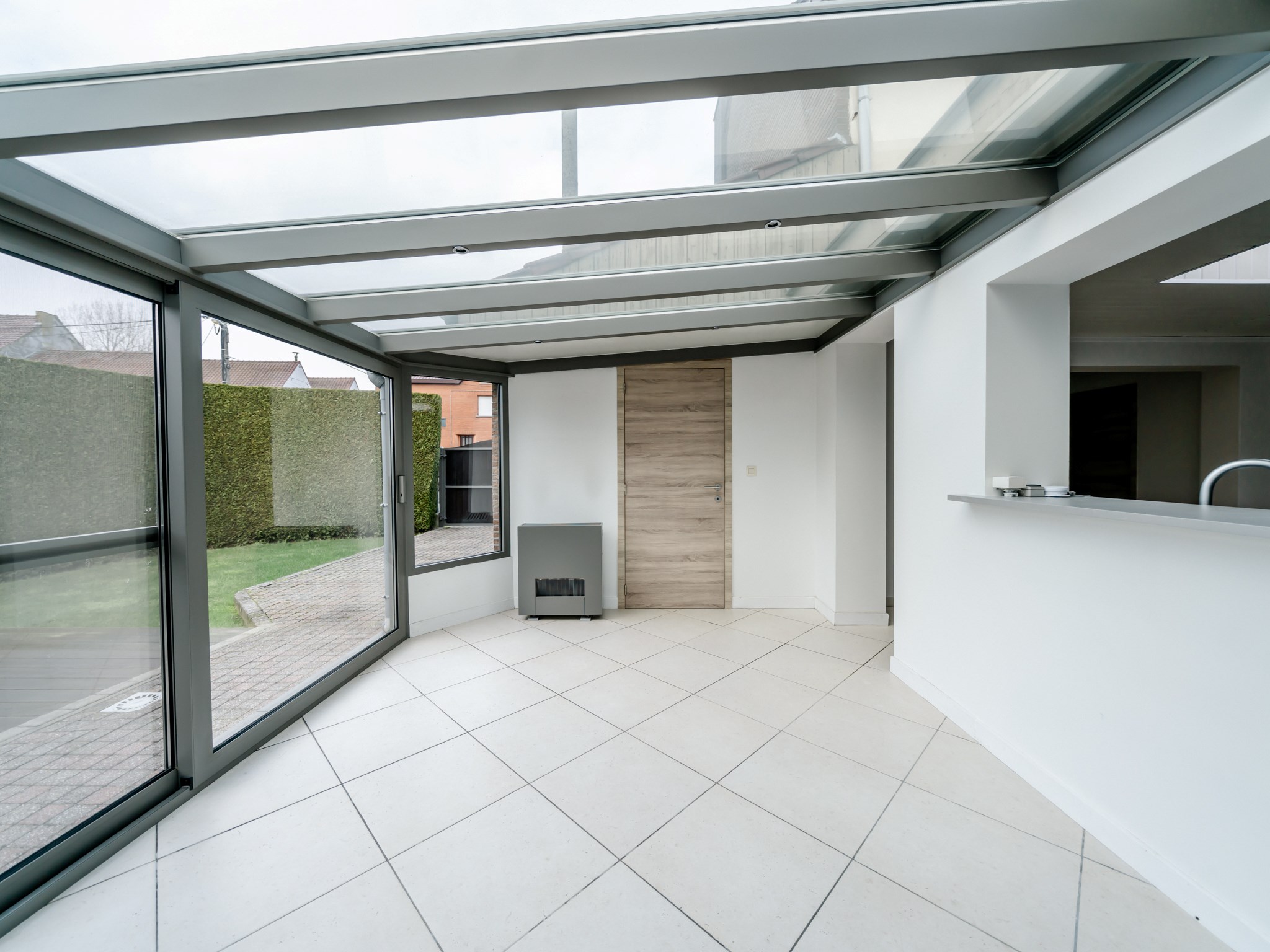 Gerenoveerde 3-gevelwoning met 3 kamers, garage en tuin 