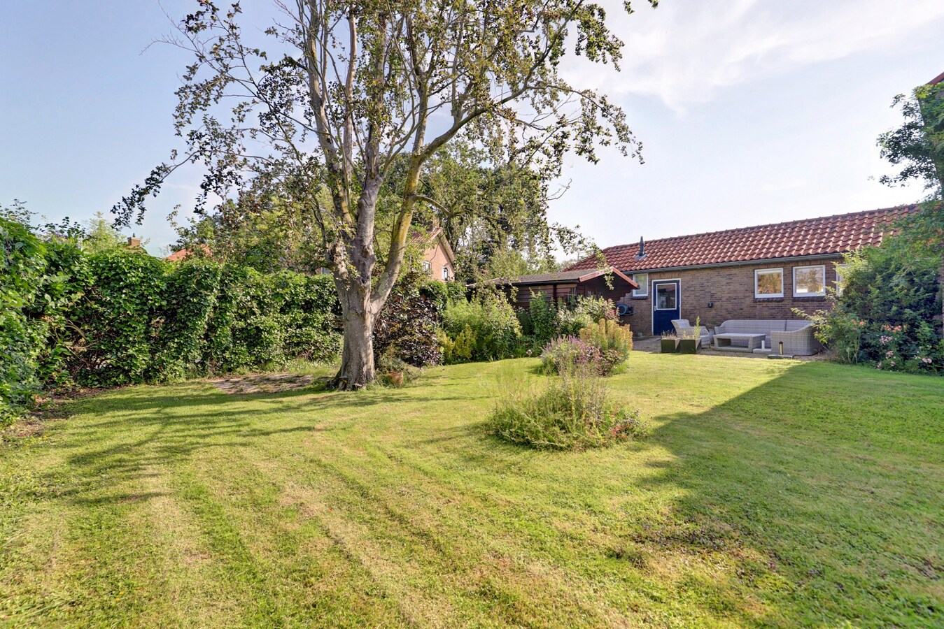 Vrijstaande woning met vijf slaapkamers, garage en royale tuin 