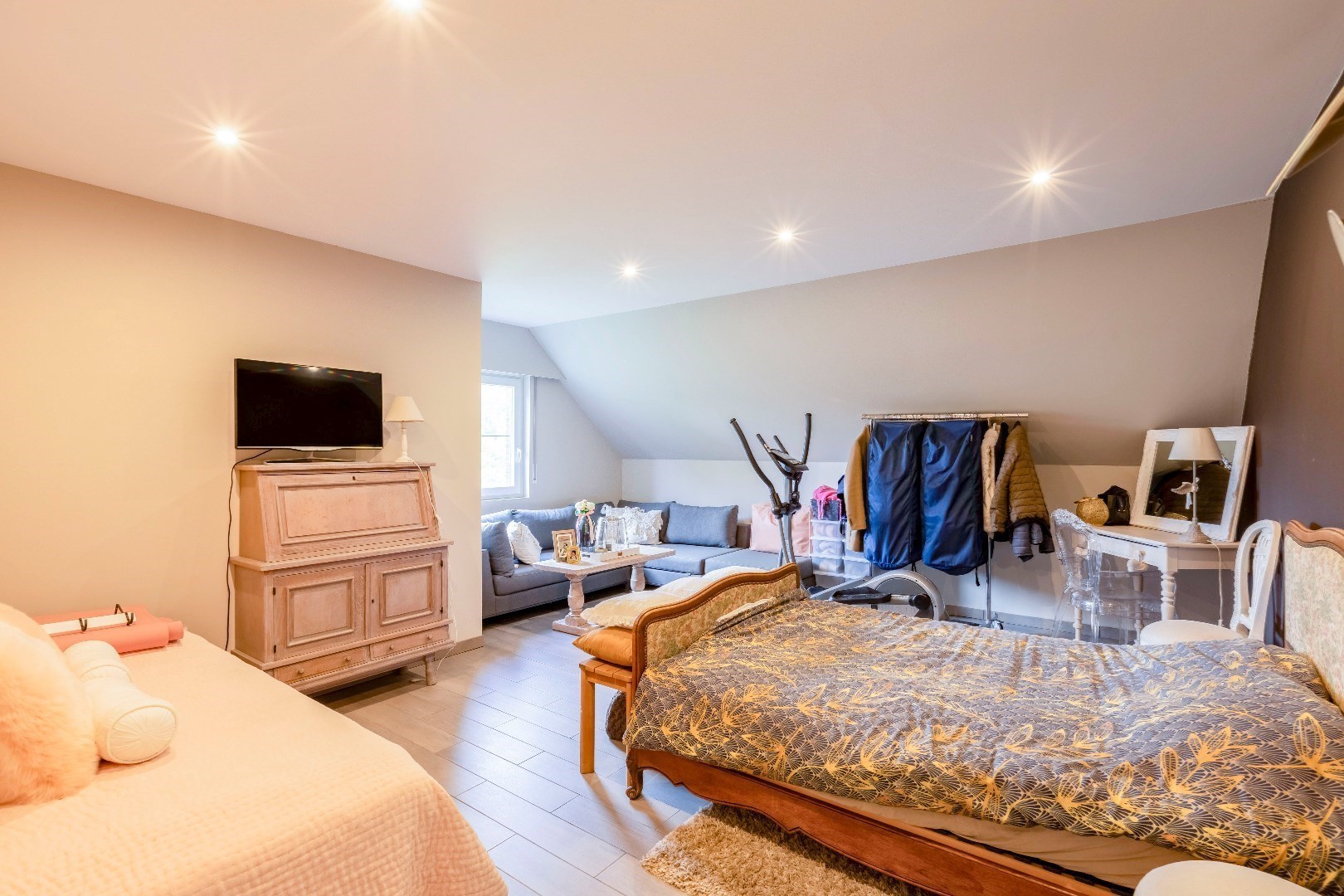 Ruime woning (369m²) met 4 slp. en in te vullen praktijk (onderaan) 