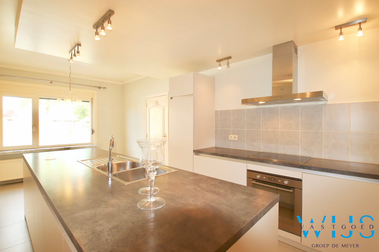 Ruime bungalow met bijgebouw op een ideale locatie in Assenede ! 