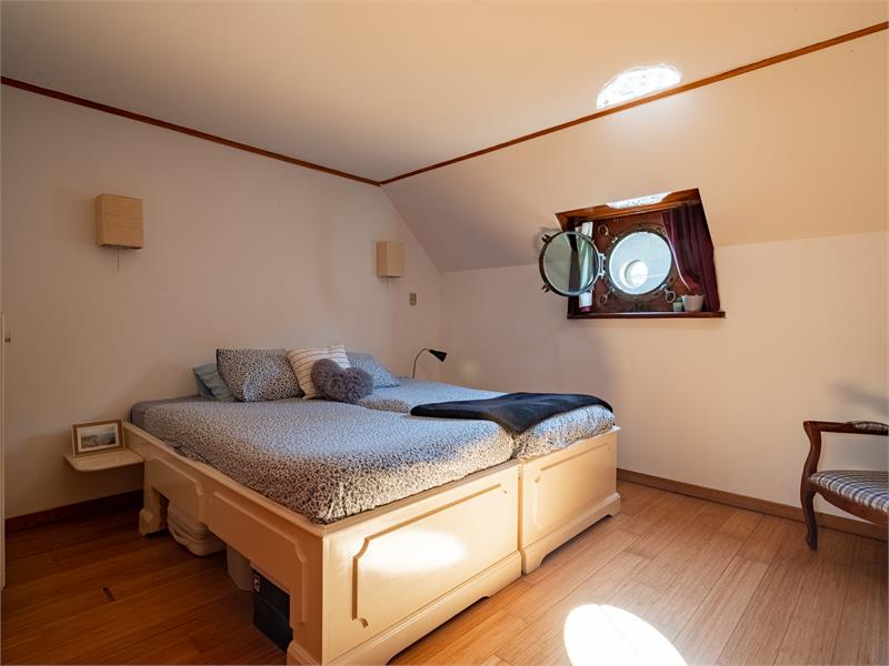 Woonschip met 5 slaapkamers en vaste ligplaats 