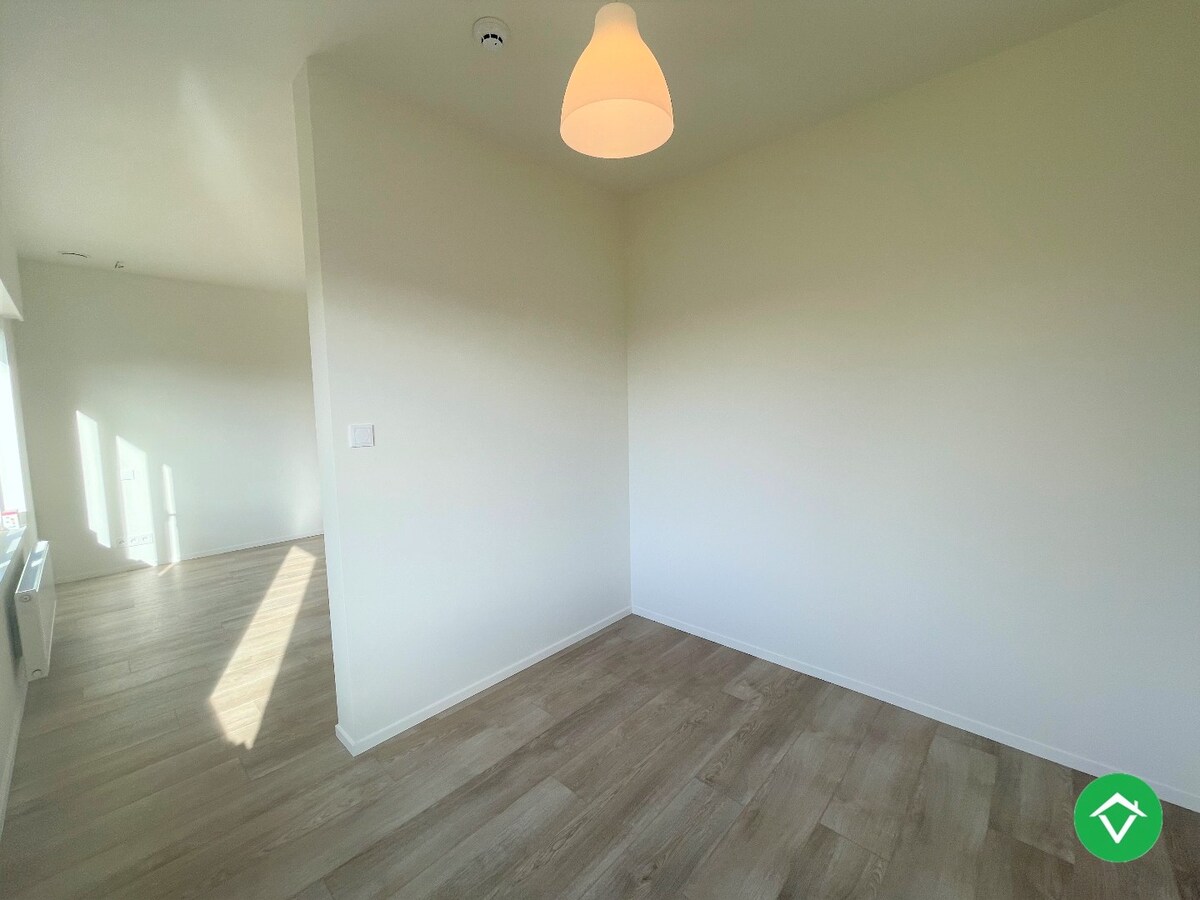 Ruime, gerenoveerde woning met twee slaapkamers te Roeselare 