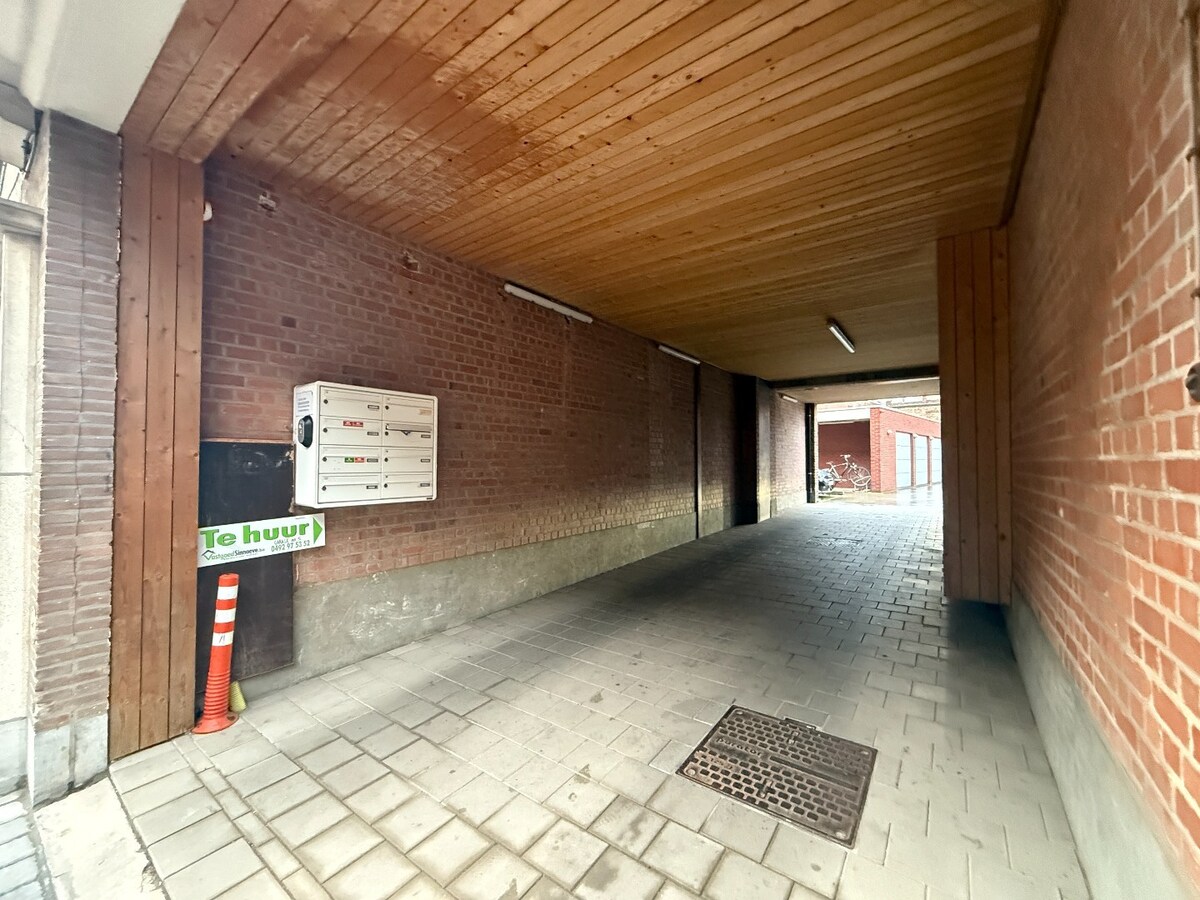 Afzonderlijke gemetste garage te huur in centrum Roeselare 