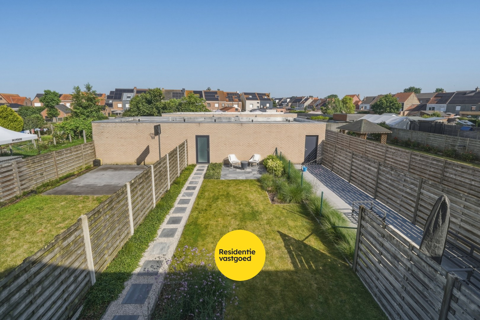 Instapklare recente woning met zeer ruime garage en tuin in Oudenburg 
