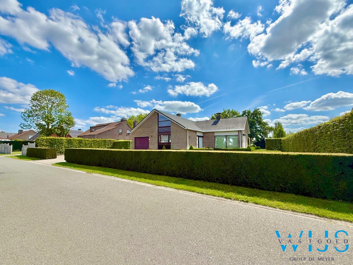 Ruime bungalow op 1000m² met prachtig uitzicht te Boekhoute ! 