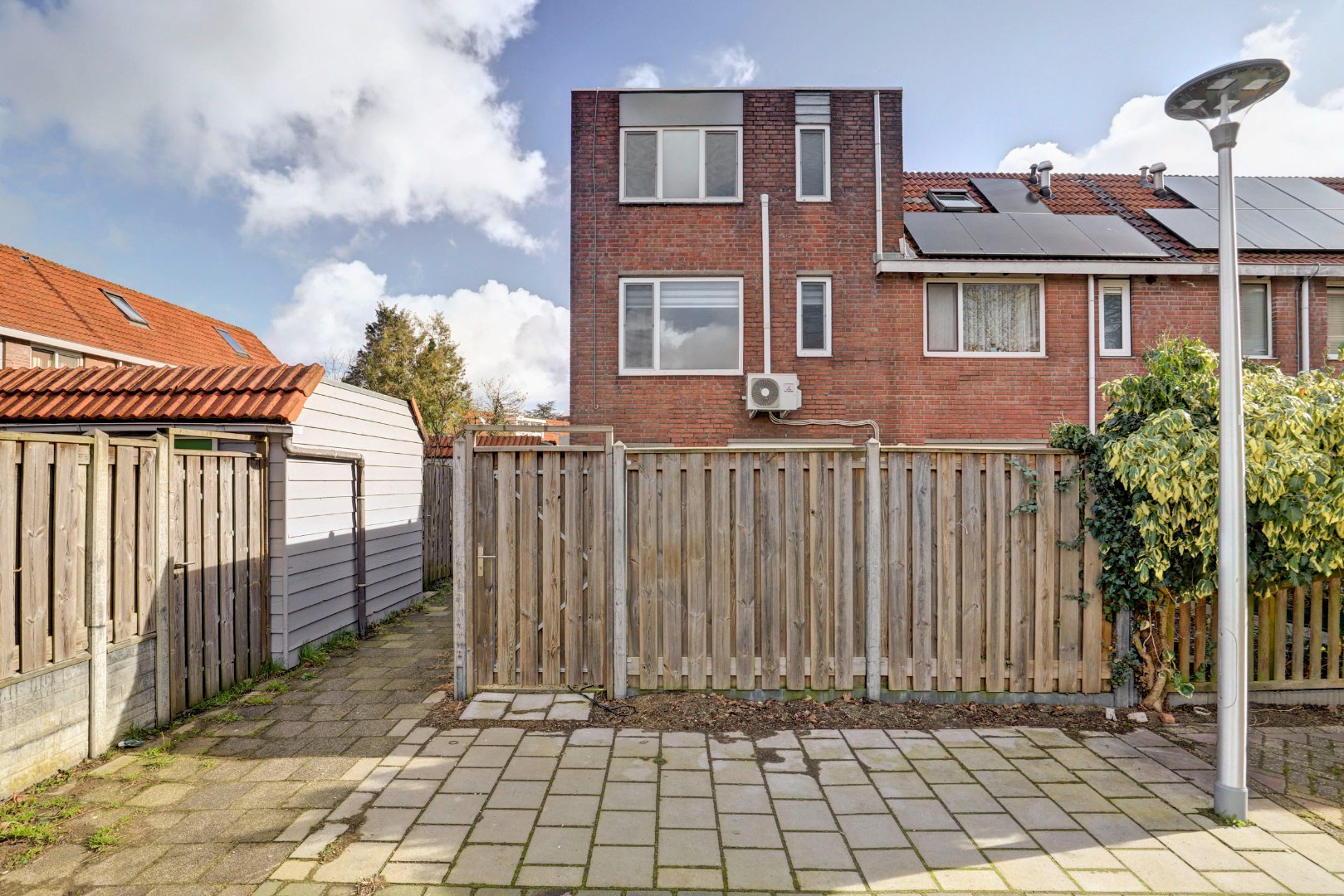 2-kamer hoekwoning met  ruime slaapkamer met airconditioning, tuin op het zonnige zuidwesten. 