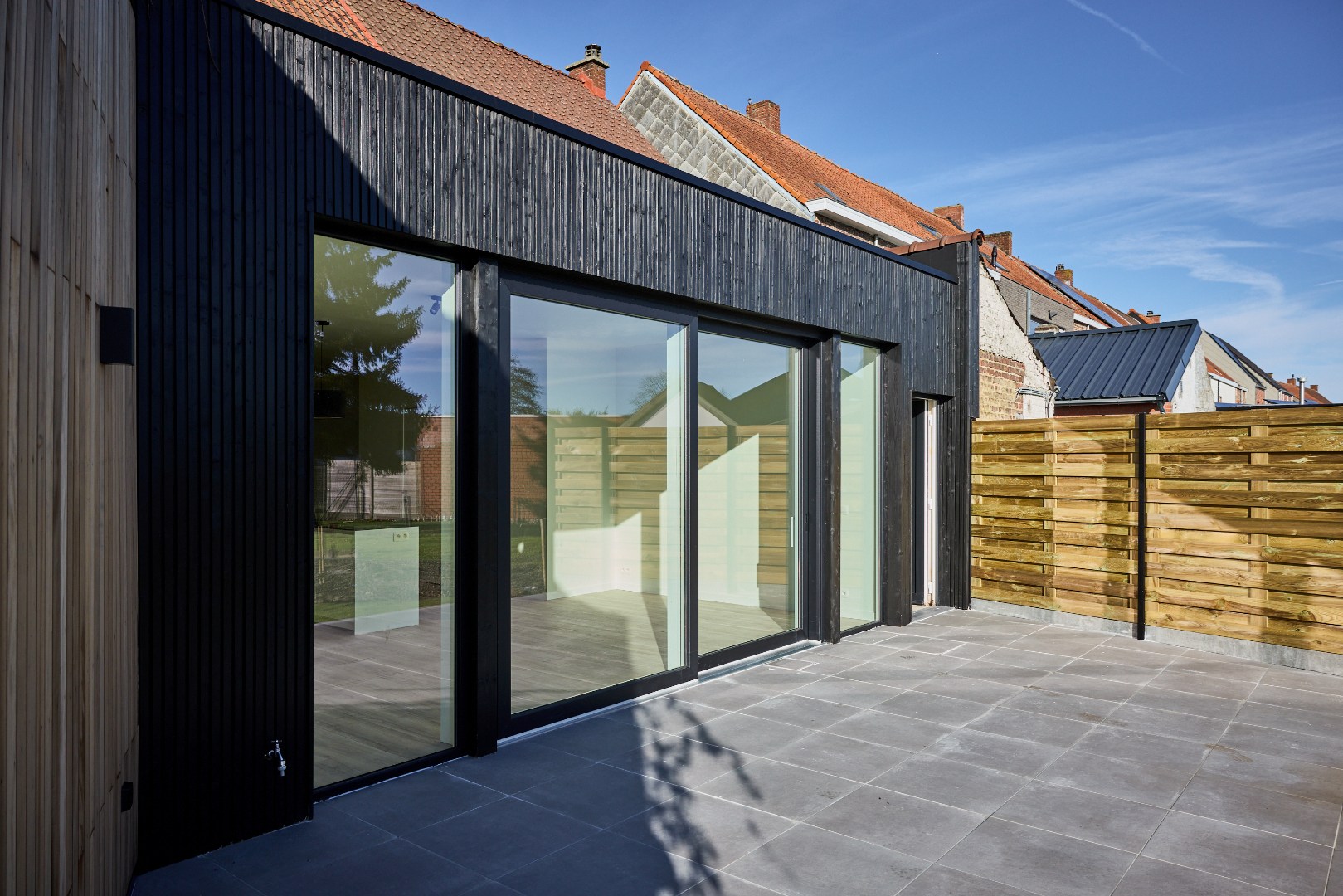 Volledig gerenoveerde centrumwoning in het hartje van Sint-Lodewijk op 442 m²! 