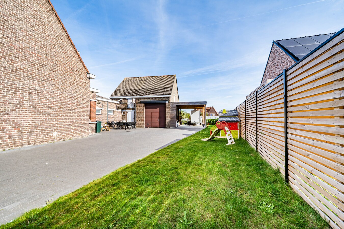 Gezinswoning met ruime opslagplaats en carport in het centrum van Ouwegem 