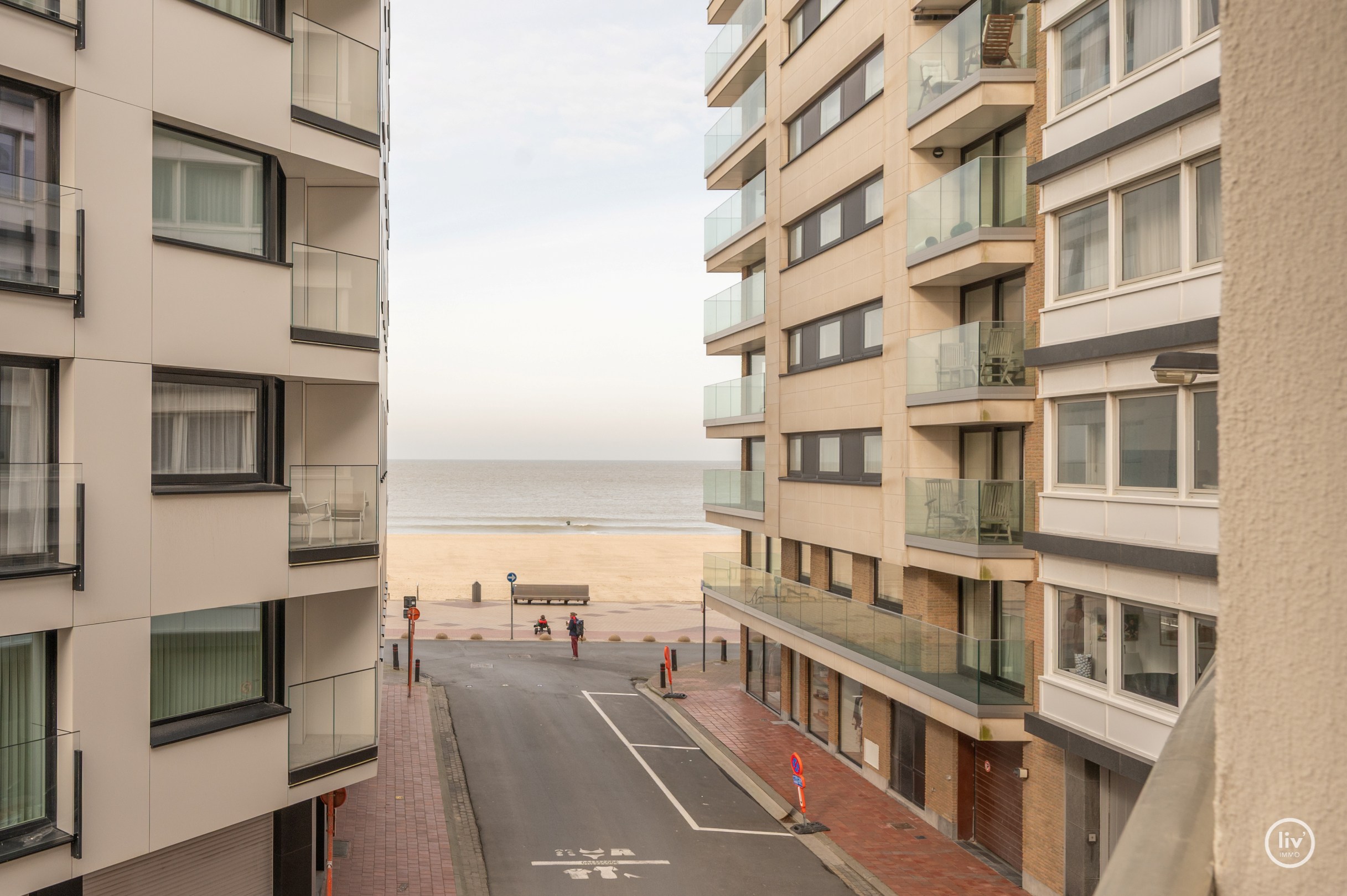 Gerenoveerd 2 slaapkamer appartement met een prachtig zeezicht gelegen nabij het Driehoeksplein te Knokke. 