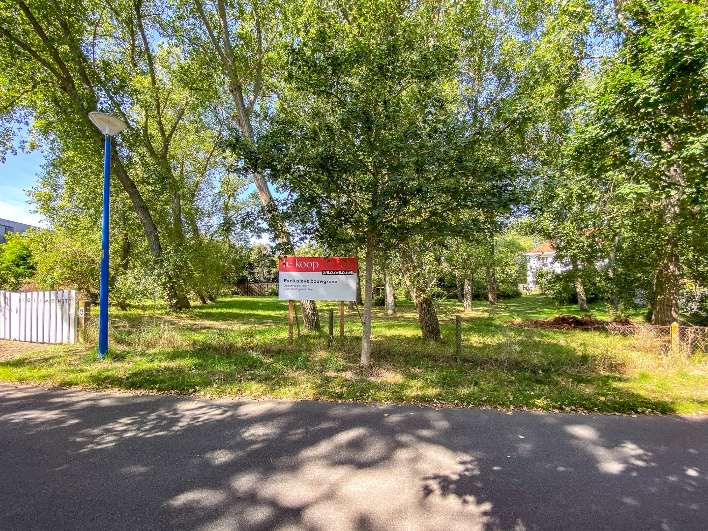 Ruim perceel van 1138 m² in residentiële wijk bestemd voor open bebouwing te Koksijde. 