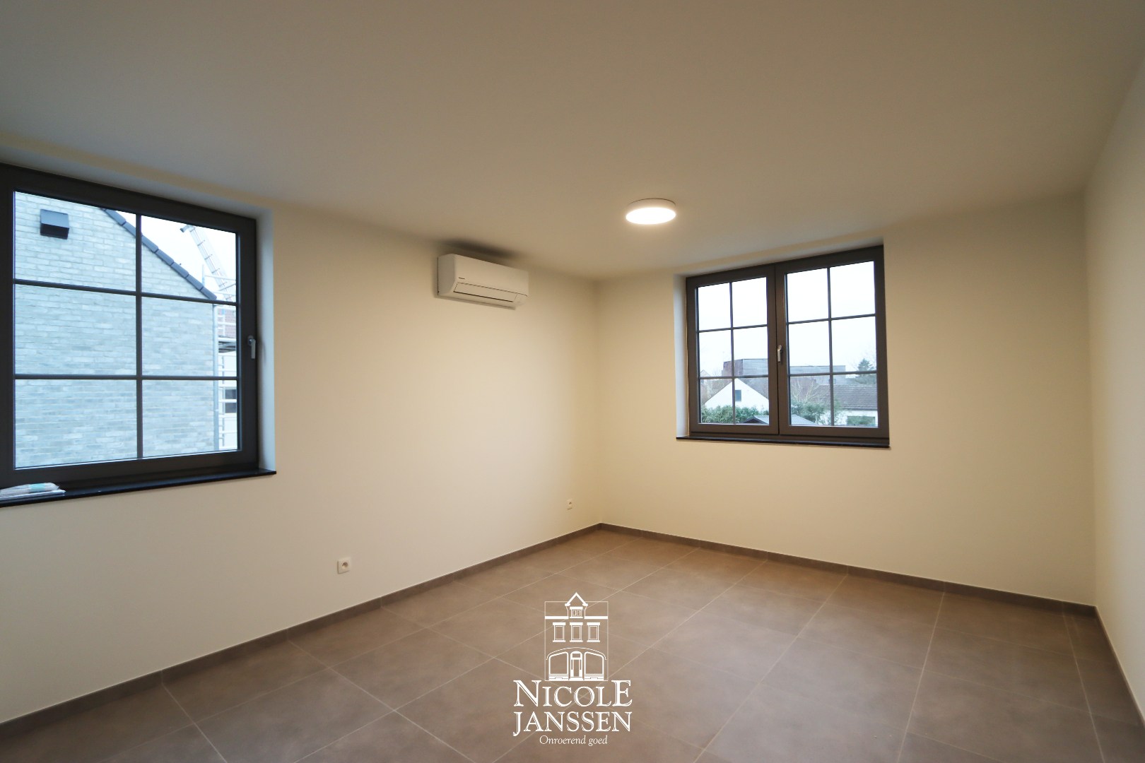 Nieuwbouwwoning met carport 