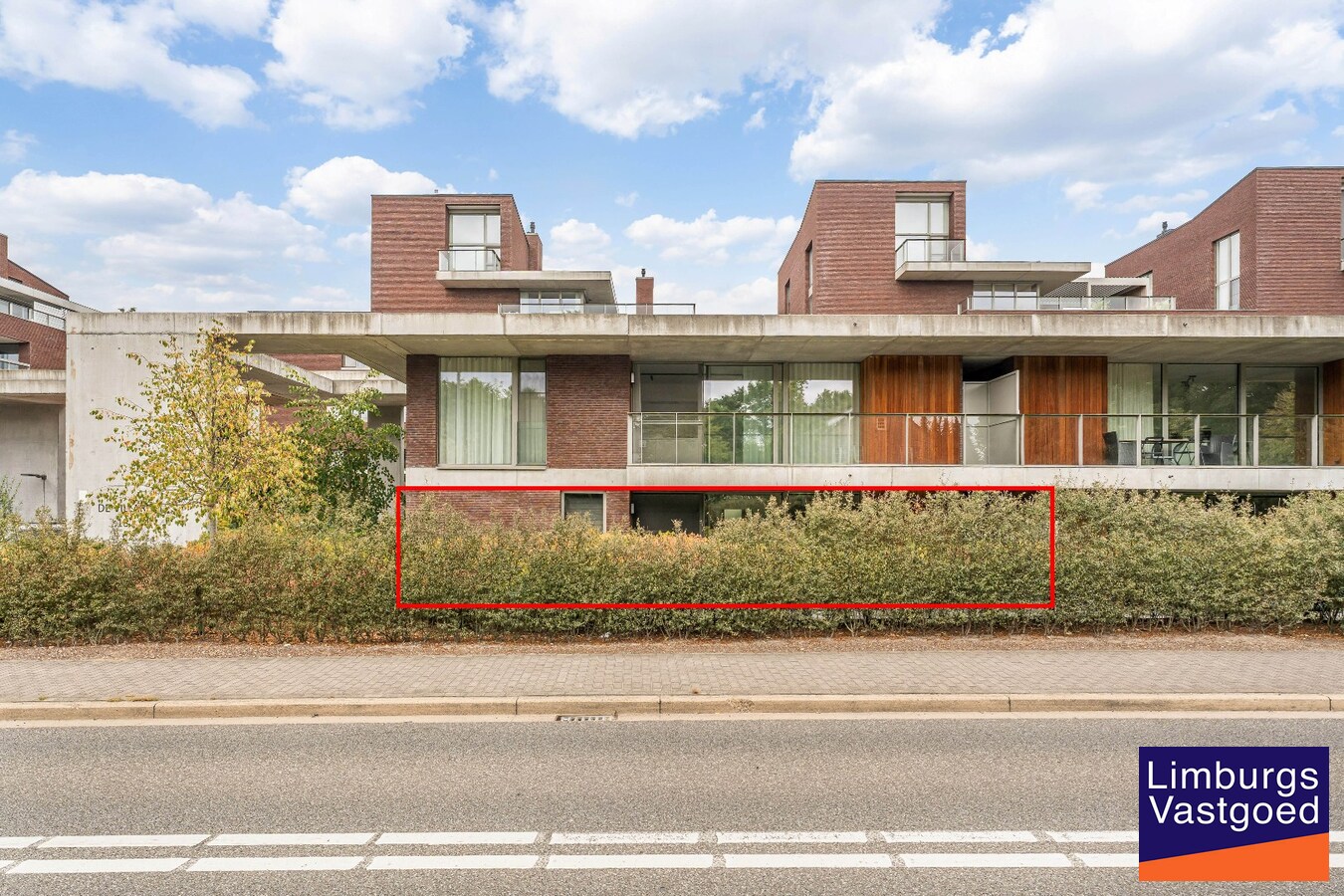 Exclusief gelijkvloers appartement met ruime terrassen, 2 slpk, extra brede autostaanplaats, centrum Genk 