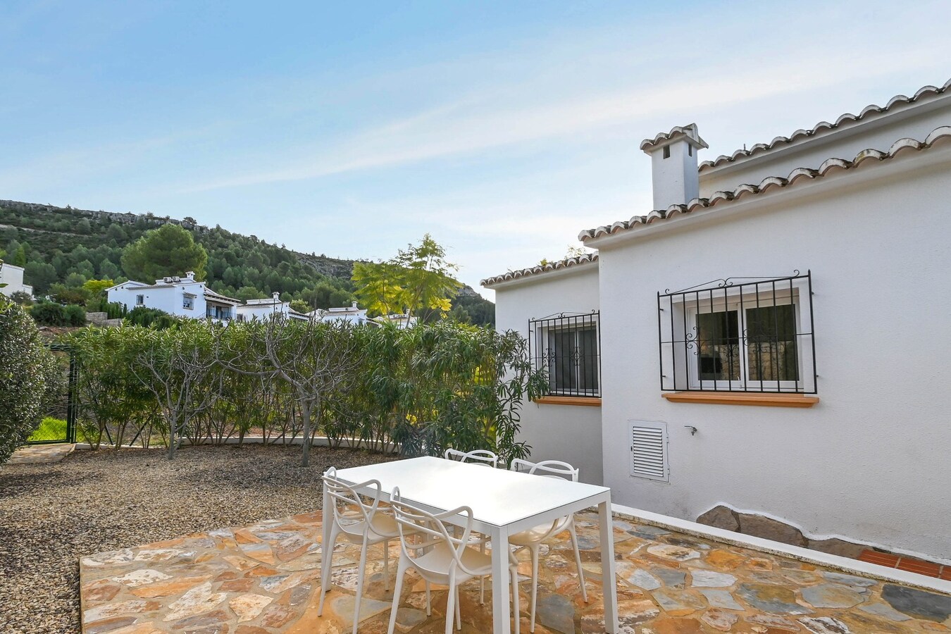 PRACHTIGE BUNGALOW GELEGEN IN HET RUSTIGE MURLA MET PRACHTIG BERGZICHT. 