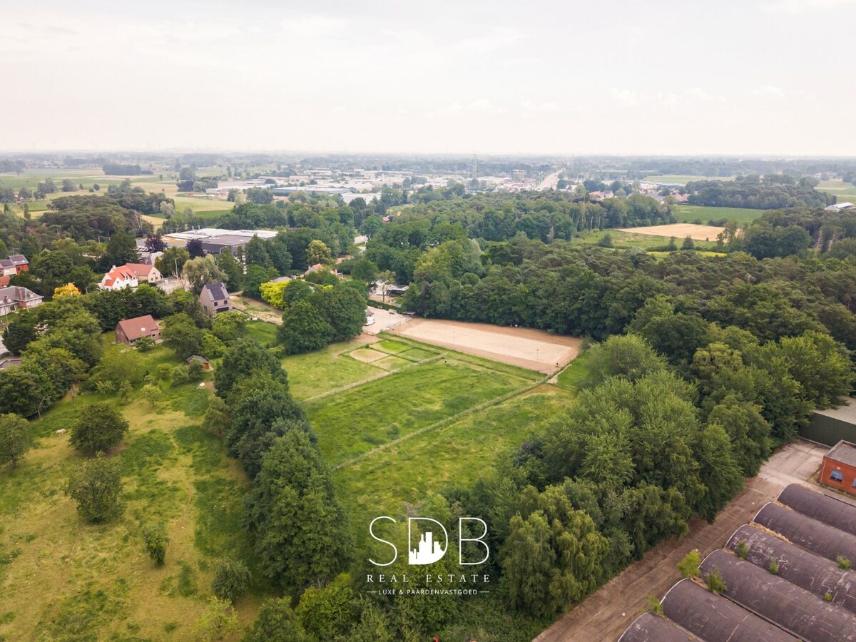 Prachtig landhuis met paardenfaciliteiten op 15.804m² 